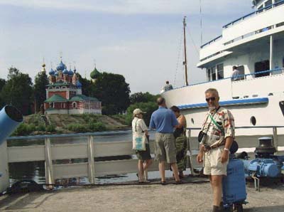 Uglitsch ,Dmitri-Blut-Kirche met Pa op boot