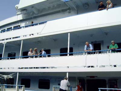aan boord,onze cabine achter man met pet